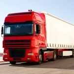 赤い大きなトラック※画像はイメージです （pepebaeza/stock.adobe.com）