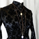 美しいこのネックレスがまさか人毛で出来ているなんて…（長谷川彰良さん提供）