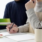 なんで社長の奥さんが経理をやってるの？　※画像はイメージです（takasu/stock.adobe.com）