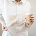 うっかりしてコーヒーが服に付いちゃった…※画像はイメージです（Pormezz/stock.adobe.com）