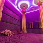 妖しげなムードが高まるラブホテルの部屋※画像はイメージです（alhim/stock.adobe.com）