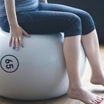 そのバランスボール、大丈夫？※画像はイメージです（metamorworks/stock.adobe.com）