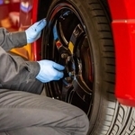 車のパンクに関する疑問について現役の整備士が解説　※画像はイメージです（take mego/stock.adobe.com）