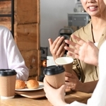 ママ友とのカフェでモヤモヤ発生　※画像はイメージです（koumaru/stock.adobe.com）