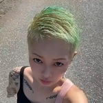 鮮やかな緑色のバズカットヘアを披露／Skyさん（@sky__art666）提供