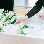 「棺に入れて大丈夫？」故人への想いが裏目に…葬儀社が解説する【副葬品にできないもの】