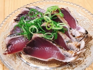 ふつう鰹のタタキってこんな感じですよね…