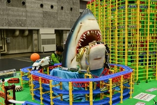 レール二本使う巨大車両がジョーズの周りを……。イベントでお馴染みの巨大プラレールタワーも