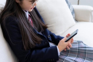 中高生の3人に1人“自身に不利な契約条件”を見抜けない　※画像はイメージです（arc image gallery/stock.adobe.com）