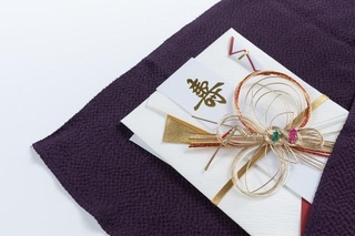 【結婚式マナー】 結婚式で袱紗を忘れた時はこのように対処できます！！※画像はイメージです（aomas/stock.adobe.com）