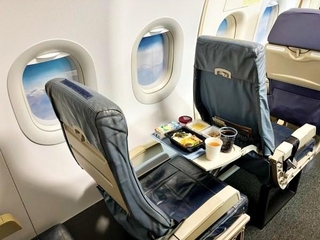室内に再現した飛行機内のインテリア。トレイテーブルに置いた機内食（画像提供：グロジー2ndさん）