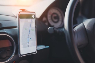 スマホのカーナビアプリ、違反にならない使い方は？　※画像はイメージです（chartphoto/stock.adobe.com）