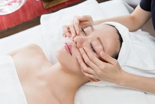 美容医療の施術を受ける女性※画像はイメージです （kei907/stock.adobe.com）