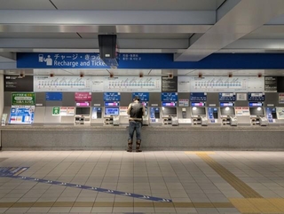 券売機で切符を購入する夫の様子/投稿主さん提供