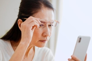 老眼鏡を使用しているのは「老眼を自覚している」人でも約半数　※画像はイメージです（aijiro/stock.adobe.com）