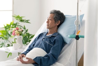 がん罹患により「収入が減った」半数以上　※画像はイメージです（metamorworks/stock.adobe.com）