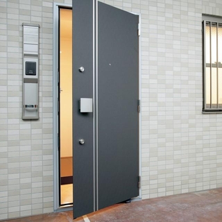 帰宅してみたら…　※画像はイメージです（oka/stock.adobe.com）