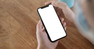 iPhoneを使っている人※画像はイメージです （Natee Meepian/stock.adobe.com）