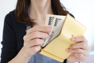 生活に悩む女性※画像はイメージです（webbiz/stock.adobe.com/）