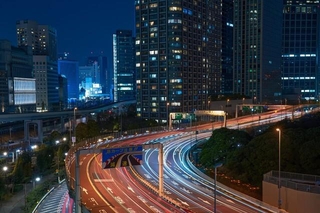 夜の首都高速道路の車の軌跡（2022年1月、汐留JCT付近）（satoshi/stock.adobe.com）