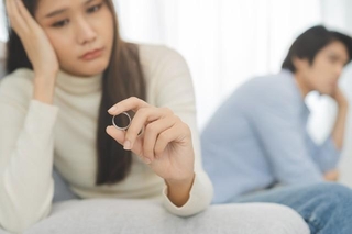 セックスレスが原因で配偶者が浮気・不倫したらどうする？　※画像はイメージです（KMPZZZ/stock.adobe.com）