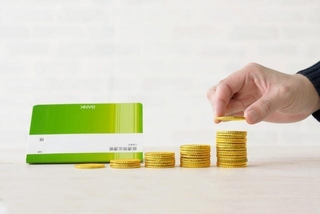 20代の貯蓄額の平均は149万円、一方で50万円未満が半数以上 ※画像はイメージです（takasu/stock.adobe.com/）