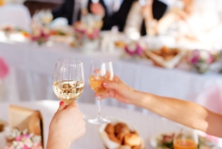 スマートなグラス作法とは…※画像はイメージです（luengo_ua/stock.adobe.com）