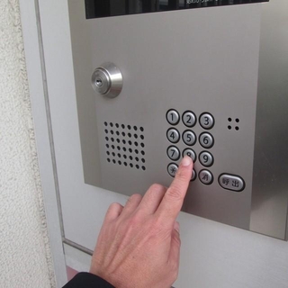 マンションのオートロックを宅配業者が開けるのは危険？　※画像はイメージです（エンリケ/photoAC）