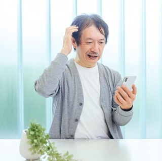 スマホの画面に並ぶ「横領罪」や「窃盗罪」の文字　※画像はイメージです（FineGraphics/photoAC）