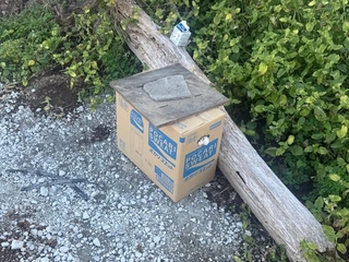 蓋の上に石のような重しが置かれていたという（「HirokA」さん提供）