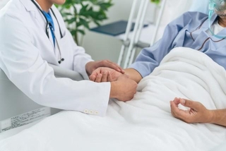 がんと診断された際に不安・心配だったことは？　※画像はイメージです（metamorworks/stock.adobe.com）