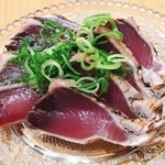 「カビ？」「死んでるやん」タイの高知料理店で出た鰹のタタキが真っ黒すぎた