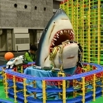 レール二本使う巨大車両がジョーズの周りを……。イベントでお馴染みの巨大プラレールタワーも