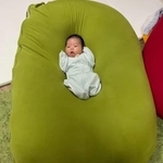 ヨギボーに沈む赤ちゃんが8カ月後……「赤ちゃんから“赤様”に」　驚きの成長ショットに「人間ってすごい！」