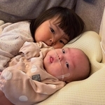 ソファで並んで寝転ぶ姉妹。少しずつ距離を縮めていく様子が微笑ましい／sayakaさん（@syk.71）提供