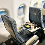 室内に再現した飛行機内のインテリア。トレイテーブルに置いた機内食（画像提供：グロジー2ndさん）