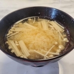 ちょっと入れるだけで和食店の味にグレードアップ！みそ汁に入れると“優しい味わい”になる調味料は？