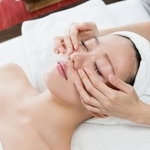 美容医療の施術を受ける女性※画像はイメージです （kei907/stock.adobe.com）