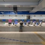 券売機で切符を購入する夫の様子/投稿主さん提供