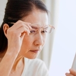 老眼鏡を使用しているのは「老眼を自覚している」人でも約半数　※画像はイメージです（aijiro/stock.adobe.com）
