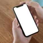 iPhoneを使っている人※画像はイメージです （Natee Meepian/stock.adobe.com）