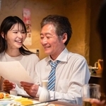 若い女性と二人でお酒を飲む男性※画像はイメージです （maroke/stock.adobe.com）