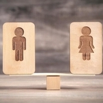 天秤にかけられた男性と女性の木製のシンボル。※画像はイメージです （andranik123/stock.adobe.com）