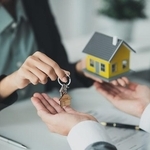 部屋を貸す人※画像はイメージです （itchaznong/stock.adobe.com）