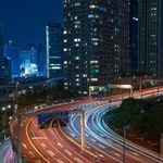 夜の首都高速道路の車の軌跡（2022年1月、汐留JCT付近）（satoshi/stock.adobe.com）