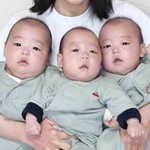 0歳の頃の三つ子を抱き抱えるあすかさん／あすかさん（@asuka_4kids__)提供