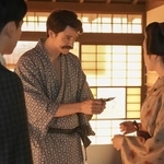 「シジミさん、優勝です」と、トキに賞品のヴードゥー人形を授けるヘブン　(C)NHK