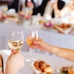 スマートなグラス作法とは…※画像はイメージです（luengo_ua/stock.adobe.com）
