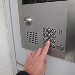 マンションのオートロックを宅配業者が開けるのは危険？　※画像はイメージです（エンリケ/photoAC）