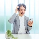 スマホの画面に並ぶ「横領罪」や「窃盗罪」の文字　※画像はイメージです（FineGraphics/photoAC）